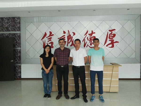 M. Reza Rousta先生與創想儀器總經理、外貿經理等合影