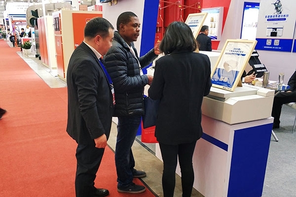 南非小哥二次來(lái)展臺(tái)咨詢(xún)