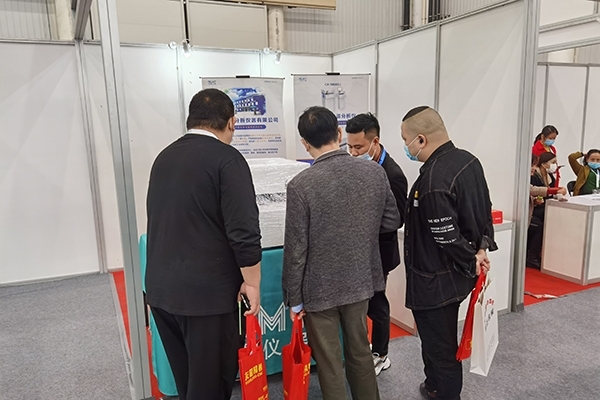 為客戶(hù)介紹創(chuàng)想儀器產(chǎn)品