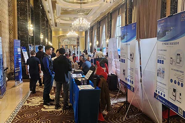 為來賓介紹我司產品